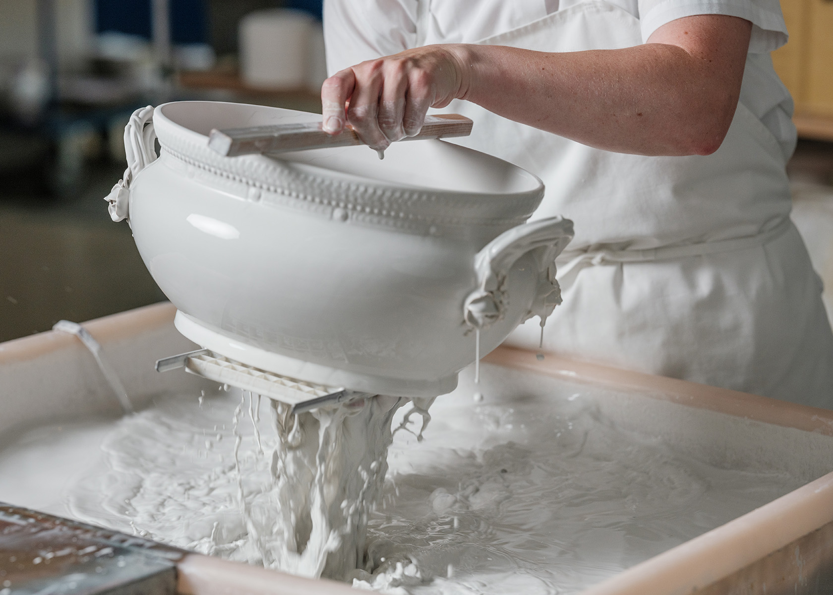 Glazing of a porcelain terrin